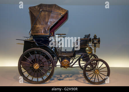 Oldtimer Daimler Riemenwagen "Vis-a-Vis" (Daimler riemengetriebenen Auto), 1896. Mercedes-Benz Museum. Stockfoto