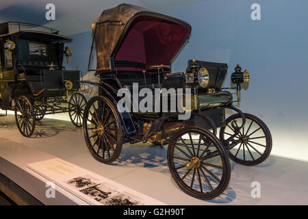 Oldtimer Daimler Riemenwagen "Vis-a-Vis" (Daimler riemengetriebenen Auto), 1896. Mercedes-Benz Museum. Stockfoto