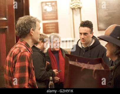 Jazz-Pianisten Brad Mehldau J S Bach-Transkriptionen in der Wigmore Hall, London durchgeführt und Alben nach dem Konzert unterzeichnet. Auf diesem Foto ist Brad Mehldau Unterzeichnung seiner neuesten CD für einen Fan. Stockfoto