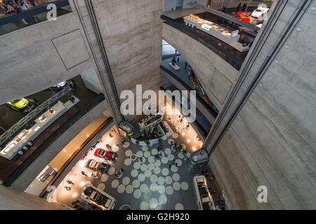 STUTTGART, Deutschland - 19. März 2016: das Innere des Museums, den zentralen Teil (Etagen). Mercedes-Benz Museum. Stockfoto