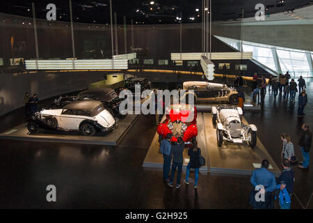 STUTTGART, Deutschland - 19. März 2016: Ausstellungshalle mit den Autos der 20er Jahre und des 30 Jahre des 20. Jahrhunderts. Stockfoto