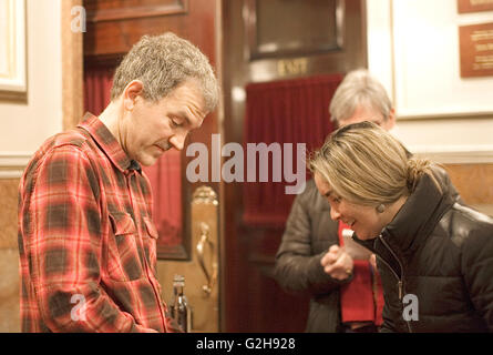 Jazz-Pianisten Brad Mehldau J S Bach-Transkriptionen in der Wigmore Hall, London durchgeführt und Alben nach dem Konzert unterzeichnet. Auf diesem Foto ist Brad Mehldau seine neue CD für einen Fan Unterzeichnung. Stockfoto