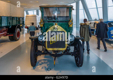 STUTTGART, Deutschland - 19. März 2016: der LKW Benz 3-Tonner, 1912. Mercedes-Benz Museum. Stockfoto