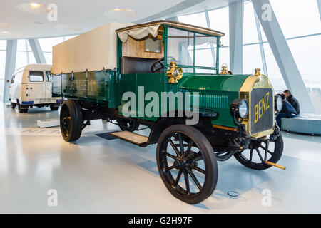 STUTTGART, Deutschland - 19. März 2016: der LKW Benz 3-Tonner, 1912. Mercedes-Benz Museum. Stockfoto