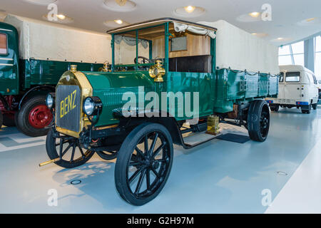 STUTTGART, Deutschland - 19. März 2016: der LKW Benz 3-Tonner, 1912. Mercedes-Benz Museum. Stockfoto