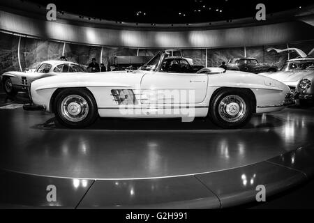 STUTTGART, Deutschland - 19. März 2016: Sport Auto Mercedes-Benz 300 SL Roadster, 1962. Schwarz und weiß. Mercedes-Benz Museum. Stockfoto