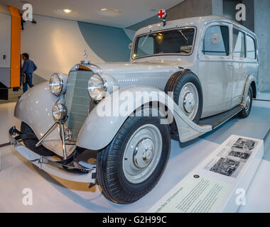 STUTTGART, Deutschland - 19. März 2016: Krankenwagen auf Basis Mercedes-Benz Typ 320 (W142), 1937. Mercedes-Benz Museum. Stockfoto