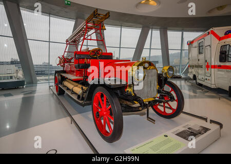 STUTTGART, Deutschland - 19. März 2016: Feuerwehrmann Fahrzeug Benz, 1912. Mercedes-Benz Museum. Stockfoto