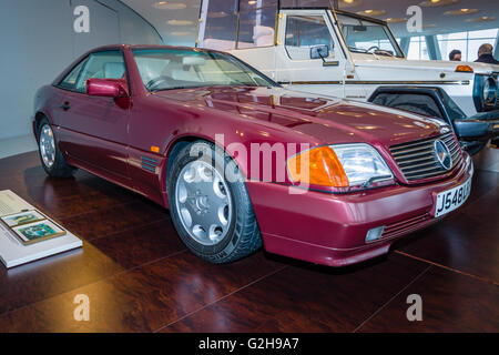 Sportwagen Mercedes-Benz 500SL (R129). Im Jahr 1991 wurde dieses Auto erworben Prinzessin Diana von Wales. Stockfoto