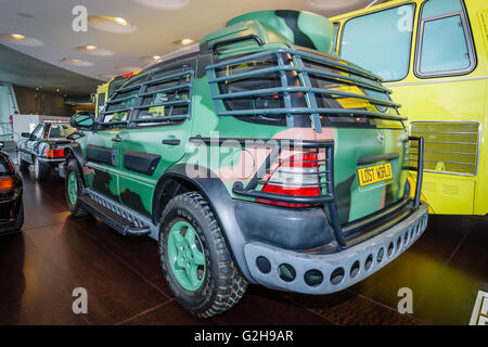 Mittelklasse-SUV Mercedes-Benz ML320, 1997. Dieses Auto wurde in den Filmen "Lost World" von Steven Spielberg verwendet. Stockfoto