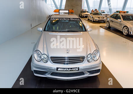 STUTTGART, Deutschland - 19. März 2016: offizielle F1 Medical Car Mercedes-Benz C55 AMG, 2004. Mercedes-Benz Museum. Stockfoto