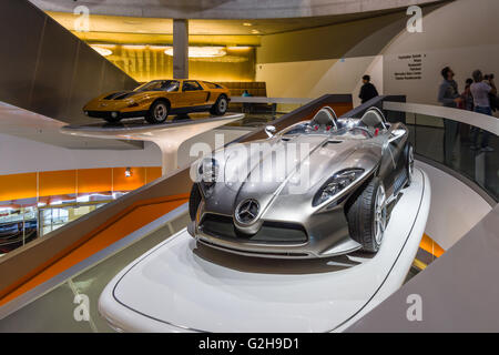 STUTTGART, Deutschland - 19. März 2016: das Concept Car Mercedes-Benz F400 Carving, 2001. Mercedes-Benz Museum. Stockfoto