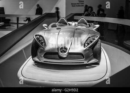 STUTTGART, Deutschland - 19. März 2016: das Concept Car Mercedes-Benz F400 Carving, 2001. Schwarz und weiß. Mercedes-Benz Museum. Stockfoto