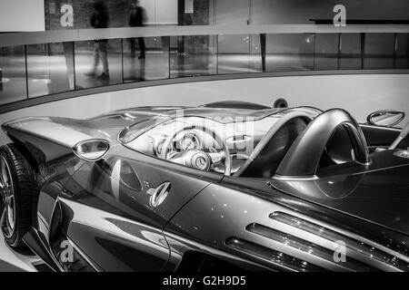STUTTGART, Deutschland - 19. März 2016: Detail des Concept cars Mercedes-Benz F400 Carving, 2001. Schwarz und weiß.  Mercedes-Benz Stockfoto