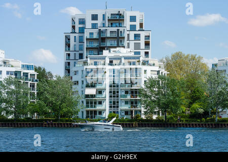 BERLIN - 8. Mai 2016: Luxus Ferienwohnung Gebäude am Ufer der Spree, auf der Halbinsel Stralau Bezirk Friedrichshain Stockfoto