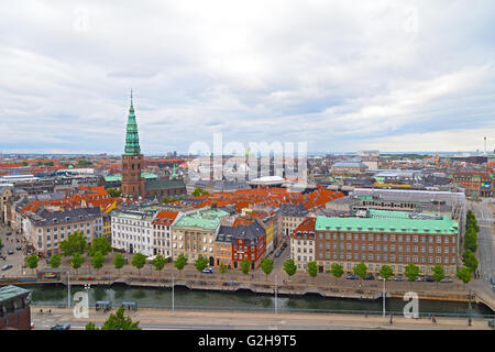 Panorama von bunten Dächer und alte Kirchen in Kopenhagen, Dänemark. Stockfoto