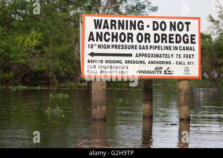 Warnzeichen für Gas Pipeline in Atchafalaya Swamp, das größte Feuchtgebiet in den Vereinigten Staaten Stockfoto