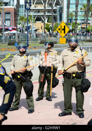 San Diego-Polizisten in Kampfausrüstung gekleidet halten Billy Clubs und eine "weniger tödliche" Schrotflinte außerhalb San Diego Convention Center nach USA Präsidentschaftskandidat Donald Trump eine Rede hielt.  / © Craig M. Eisenberg Stockfoto