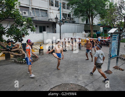 Einheimischen spielen Sepak Takraw (Kick-Volleyball) in Bangkok, Thailand Stockfoto