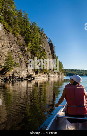 Frau paddeln Kanu auf Rock Lake in Algonquin Park, Kanada Stockfoto