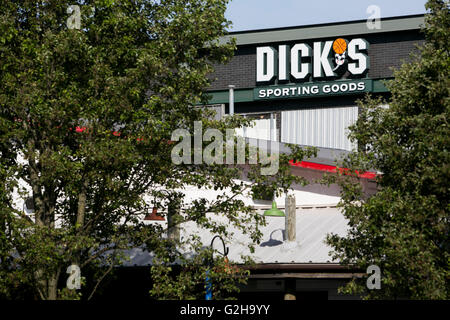 Ein Logo Zeichen außerhalb von Dick's Sporting Goods Ladengeschäft in Gaithersburg, Maryland am 29. Mai 2016. Stockfoto