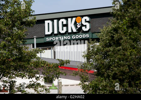 Ein Logo Zeichen außerhalb von Dick's Sporting Goods Ladengeschäft in Gaithersburg, Maryland am 29. Mai 2016. Stockfoto
