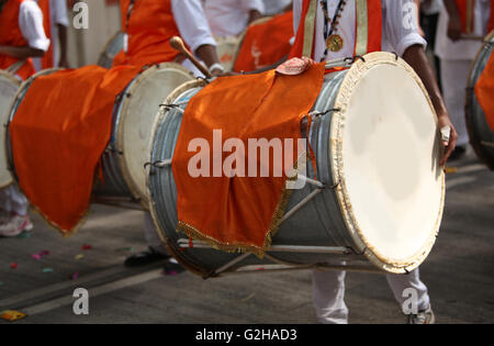 Traditionelle Schlaginstrumente genannt Schlagzeug in einer Ganesh Festival Prozession wie schon seit vielen Jahren verwendet. Stockfoto