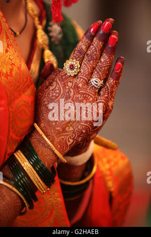 Faltete Henna verziert Hände eine indische Braut während ein Gebet in eine traditionelle indische Hochzeit Stockfoto