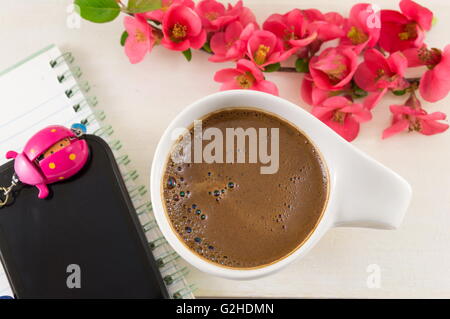 Japanische rose Blumen und eine Tasse Kaffee Stockfoto