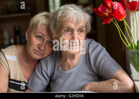 Eine Frau, 80 Jahre alt mit seiner erwachsenen Tochter. Stockfoto