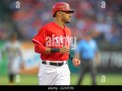 28. Mai 2016: Texas Rangers linker Feldspieler Ian Desmond #20 bei einem MLB-Spiel zwischen den Pittsburgh Pirates und die Texas Rangers im Globe Life Park in Arlington, TX Texas besiegten Pittsburgh 5-2 Albert Pena/CSM Stockfoto