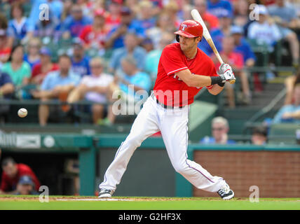 28. Mai 2016: Texas Rangers linker Feldspieler Jared Hoying #36 bei einem MLB-Spiel zwischen den Pittsburgh Pirates und die Texas Rangers im Globe Life Park in Arlington, TX Texas besiegten Pittsburgh 5-2 Albert Pena/CSM Stockfoto