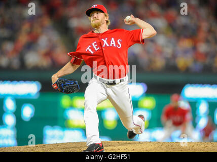 28. Mai 2016: Texas Rangers Entlastung Krug Jake Diekman #41 bei einem MLB-Spiel zwischen den Pittsburgh Pirates und die Texas Rangers im Globe Life Park in Arlington, TX Texas besiegten Pittsburgh 5-2 Albert Pena/CSM Stockfoto