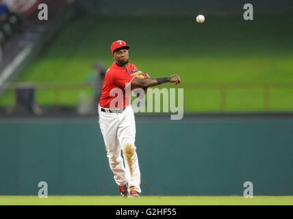 28. Mai 2016: Texas Rangers zweiter Basisspieler Jurickson Profar #19 bei einem MLB-Spiel zwischen den Pittsburgh Pirates und die Texas Rangers im Globe Life Park in Arlington, TX Texas besiegten Pittsburgh 5-2 Albert Pena/CSM Stockfoto