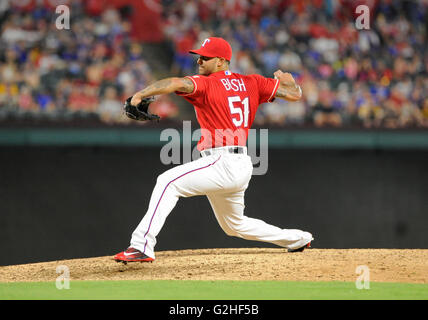 28. Mai 2016: Texas Rangers Relief Pitcher Matt Bush #51 bei einem MLB-Spiel zwischen den Pittsburgh Pirates und die Texas Rangers im Globe Life Park in Arlington, TX Texas besiegten Pittsburgh 5-2 Albert Pena/CSM Stockfoto