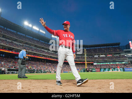 28. Mai 2016: Texas Rangers Manager Jeff Geländer #28 bei einem MLB-Spiel zwischen den Pittsburgh Pirates und die Texas Rangers im Globe Life Park in Arlington, TX Texas besiegten Pittsburgh 5-2 Albert Pena/CSM Stockfoto