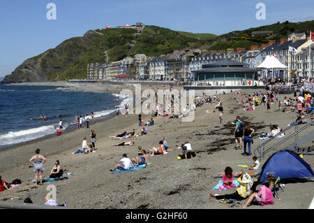 Aberystwyth, Wales, UK. 30. Mai 2016. Urlauber genießen Sie die Feiertage Sonne in Aberystwyth, Wales, UK Credit: Andrew Compton/Alamy Live News Stockfoto