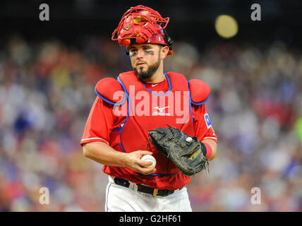 28. Mai 2016: Texas Rangers Catcher Bobby Wilson #6 bei einem MLB-Spiel zwischen den Pittsburgh Pirates und die Texas Rangers im Globe Life Park in Arlington, TX Texas besiegten Pittsburgh 5-2 Albert Pena/CSM Stockfoto