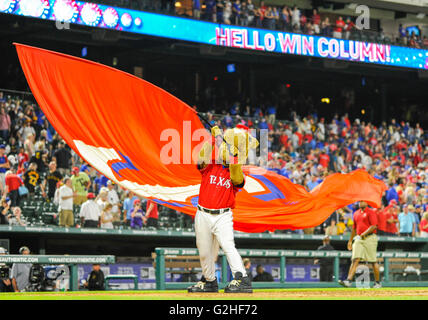 28. Mai 2016: Texas Rangers Maskottchen Kapitän Wellen ihrer Flagge, nachdem eine MLB-Spiel zwischen den Pittsburgh Pirates und die Texas Rangers im Globe Life Park in Arlington, TX Texas Pittsburgh 5-2 Albert Pena/CSM besiegt Stockfoto