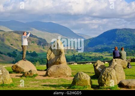 Castlerigg Stone Circle, Lake District, Cumbria, UK: 30. Mai 2016. Besucher genießen die Aussicht auf Castlerigg Stone Circle in der späten Nachmittagssonne an einem Tag als Massen eine heiße genossen und Suny Bank Holliday im Lake District. Bildnachweis: Tom Corban/Alamy Live-Nachrichten Stockfoto