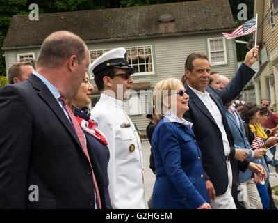 New York, USA. 30. Mai 2016. US-Präsidentschaftskandidat Außenministerin Hillary Clinton marschiert in ihrer Heimatstadt Memorial Day Parade zusammen mit New Yorker Gouverneur Andrew Cuomo, Chappaqua, New York, 30. Mai 2016. Hillary Clinton sicherte sich die demokratische Nominierung für das Amt kurz darauf und ist die erste Frau nominiert für das Präsidentenamt von einer Hauptpartei in uns Geschichte. Bildnachweis: 2016 Marianne A. Campolongo/Alamy Live-Nachrichten. Stockfoto