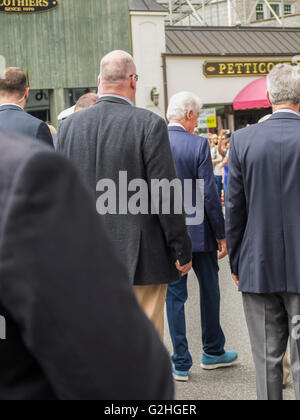 New York, USA. 30. Mai 2016. Ehemaliger US-Präsident Bill Clinton marschiert in seiner Heimatstadt Memorial Day Parade in Chappaqua, New York, blauen Wildleder Sneakers aka Trainer tragen. 30. Mai 2016. Bildnachweis: 2016 Marianne A. Campolongo/Alamy Live-Nachrichten Stockfoto