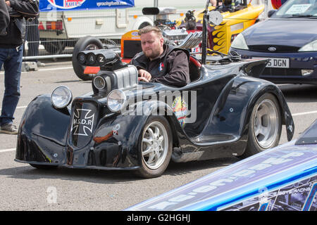 Northants, England. 29 Mai 2016. Santa Pod Raceway, FIA Main Event 29. Mai 2016 Runde 1 der FIA/FIM European Championships, Drag Autos konkurrieren während der Elimation bei Santa Pod Raceway Credit Runden: Jason Richardson / Alamy Live News Stockfoto