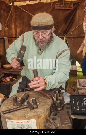 Oakham, Rutland, England, UK., 30. Mai 2016. Oakham Castle wurde wiedereröffnet, nachdem £2 m Wert von Restaurierungsarbeiten abgeschlossen wurde, das Geld von der Heritage Lottery Fund zur Verfügung gestellt. Zur Feier der Wiedereröffnung fanden viele Norman-Themen-Events im Schlosspark einschließlich Münze auffällig, Bogenschießen, die Herstellung von Kettenhemden und vieles mehr statt. Dave Greenhalgh zeigt, wie die Normannen verwendet, um ihre Münzen Credit: Jim Harrison/Alamy Live News Stockfoto