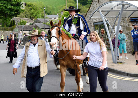 Castleton, Derbyshire, UK. 30. Mai 2016. Alten Garland Zeremonie obwohl die Straßen von Castleton im Peak District. Die Girlande "selbst ist ein Bienenstock förmigen Kopf-Kleid, mit Wildblumen und grün, die vom König über seinen Kopf und Schultern getragen wird. Die oberste, abnehmbare Stück die Girlande ist bekannt als "The Queen" und ist auch ein kleiner Bienenkorb-Form. Der Kranz oft wiegt zwischen 50 und 60 Pfund und ist sehr schwer, auf des Königs Schultern zu tragen. Bildnachweis: Ian Francis/Alamy Live-Nachrichten Stockfoto