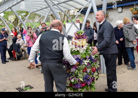 Castleton, Derbyshire, UK. 30. Mai 2016. Alten Garland Zeremonie obwohl die Straßen von Castleton im Peak District. Die Girlande "selbst ist ein Bienenstock förmigen Kopf-Kleid, mit Wildblumen und grün, die vom König über seinen Kopf und Schultern getragen wird. Die oberste, abnehmbare Stück die Girlande ist bekannt als "The Queen" und ist auch ein kleiner Bienenkorb-Form. Der Kranz oft wiegt zwischen 50 und 60 Pfund und ist sehr schwer, auf des Königs Schultern zu tragen. Bildnachweis: Ian Francis/Alamy Live-Nachrichten Stockfoto