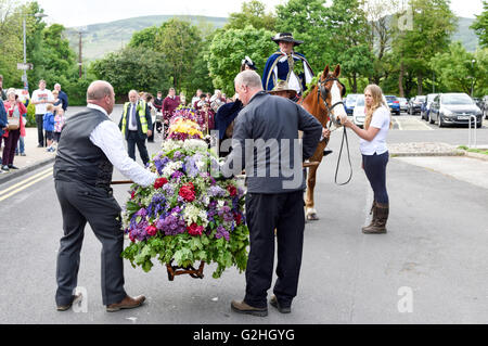 Castleton, Derbyshire, UK. 30. Mai 2016. Alten Garland Zeremonie obwohl die Straßen von Castleton im Peak District. Die Girlande "selbst ist ein Bienenstock förmigen Kopf-Kleid, mit Wildblumen und grün, die vom König über seinen Kopf und Schultern getragen wird. Die oberste, abnehmbare Stück die Girlande ist bekannt als "The Queen" und ist auch ein kleiner Bienenkorb-Form. Der Kranz oft wiegt zwischen 50 und 60 Pfund und ist sehr schwer, auf des Königs Schultern zu tragen. Bildnachweis: Ian Francis/Alamy Live-Nachrichten Stockfoto