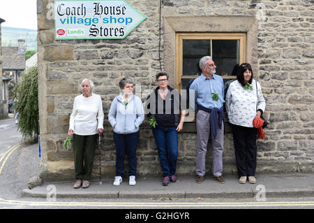 Castleton, Derbyshire, UK. 30. Mai 2016. Alten Garland Zeremonie obwohl die Straßen von Castleton im Peak District. Die Girlande "selbst ist ein Bienenstock förmigen Kopf-Kleid, mit Wildblumen und grün, die vom König über seinen Kopf und Schultern getragen wird. Die oberste, abnehmbare Stück die Girlande ist bekannt als "The Queen" und ist auch ein kleiner Bienenkorb-Form. Der Kranz oft wiegt zwischen 50 und 60 Pfund und ist sehr schwer, auf des Königs Schultern zu tragen. Bildnachweis: Ian Francis/Alamy Live-Nachrichten Stockfoto