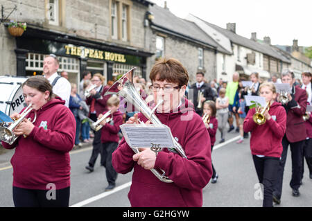 Castleton, Derbyshire, UK. 30. Mai 2016. Alten Garland Zeremonie obwohl die Straßen von Castleton im Peak District. Die Girlande "selbst ist ein Bienenstock förmigen Kopf-Kleid, mit wilden Blumen und grün, die vom König über seinen Kopf und Schultern getragen wird. Die oberste, abnehmbare Stück die Girlande ist bekannt als "The Queen" und ist auch ein kleiner Bienenkorb-Form. Der Kranz oft wiegt zwischen 50 und 60 Pfund und ist sehr schwer, auf des Königs Schultern zu tragen. Bildnachweis: Ian Francis/Alamy Live-Nachrichten Stockfoto