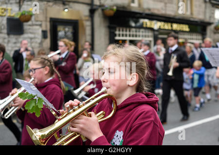 Castleton, Derbyshire, UK. 30. Mai 2016. Alten Garland Zeremonie obwohl die Straßen von Castleton im Peak District. Die Girlande "selbst ist ein Bienenstock förmigen Kopf-Kleid, mit Wildblumen und grün, die vom König über seinen Kopf und Schultern getragen wird. Die oberste, abnehmbare Stück die Girlande ist bekannt als "The Queen" und ist auch ein kleiner Bienenkorb-Form. Der Kranz oft wiegt zwischen 50 und 60 Pfund und ist sehr schwer, auf des Königs Schultern zu tragen. Bildnachweis: Ian Francis/Alamy Live-Nachrichten Stockfoto